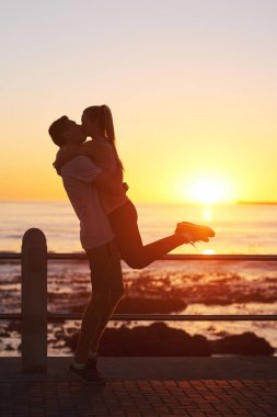 romantik öpüşme Çift