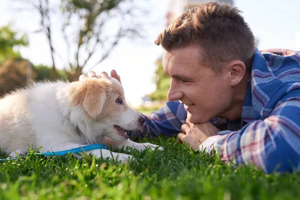 子犬を持つ男 — ストック写真