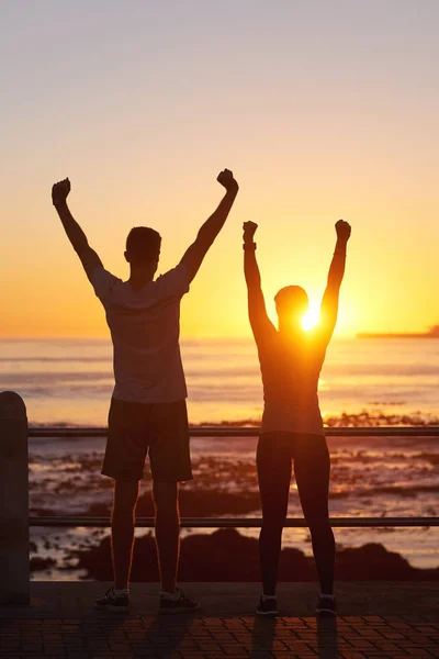 Couple regardant coucher de soleil dans l'océan — Photo