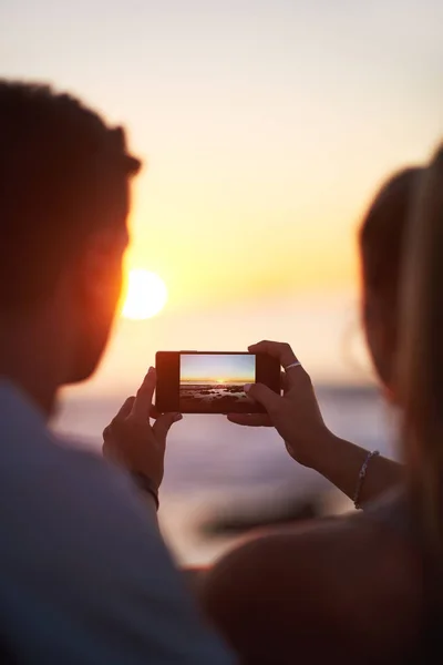 Paar beobachtet Sonnenuntergang — Stockfoto