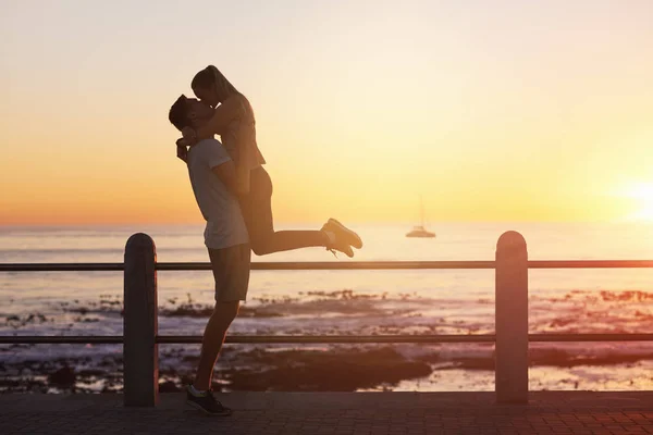 Coppia baciare romanticamente — Foto Stock