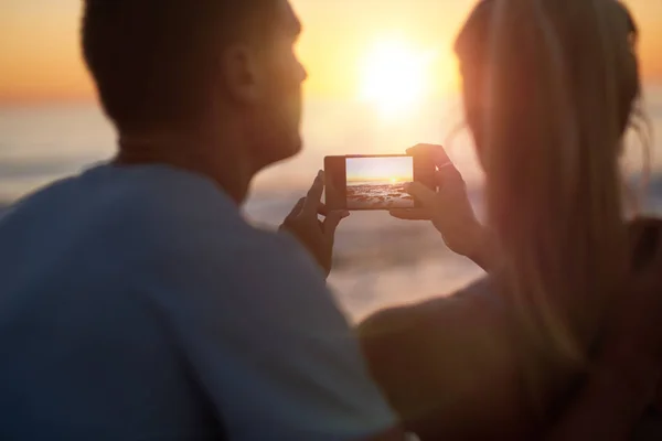 Pár pozoroval západ slunce — Stock fotografie