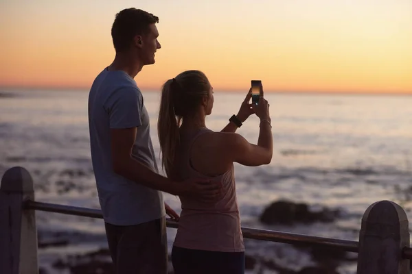 Paar beobachtet Sonnenuntergang — Stockfoto