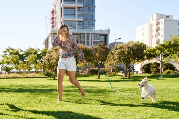 Mujer rubia con cachorro perro — Foto de Stock