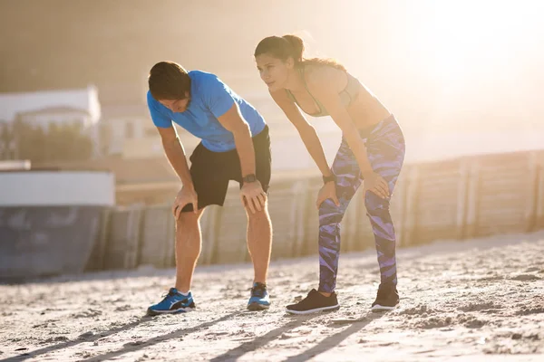 Atletische fitness paar rusten — Stockfoto