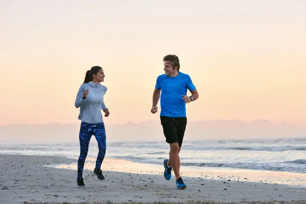 Sportiga par jogging på ocean — Stockfoto