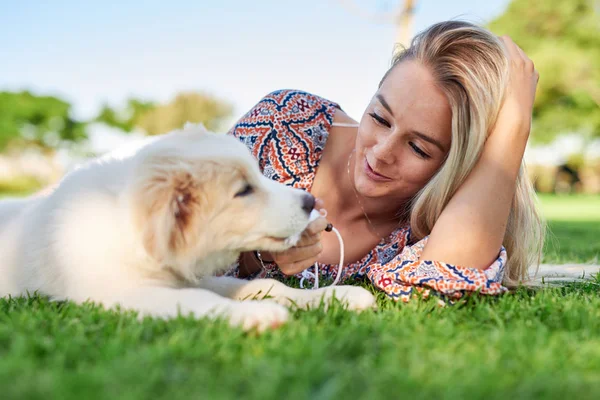 Blond kvinna med hundvalp — Stockfoto