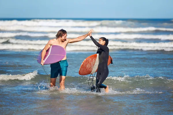 Surfistas dando cinco altos —  Fotos de Stock