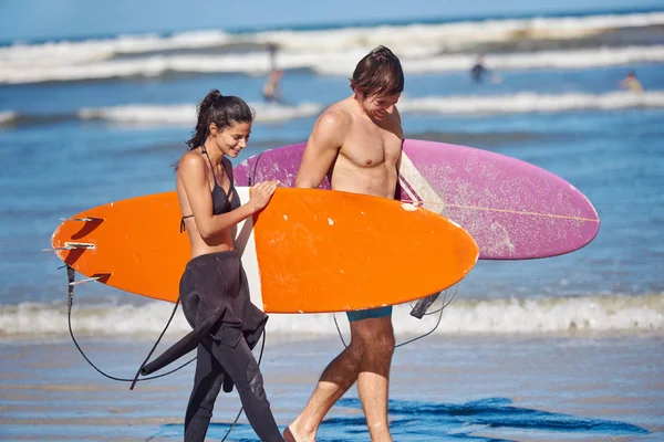 Surfers carrying surfboards — Stock Photo, Image