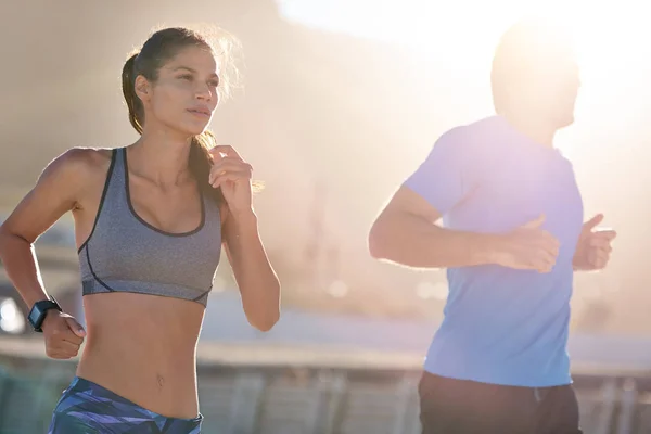 Sportig par jogging tillsammans — Stockfoto