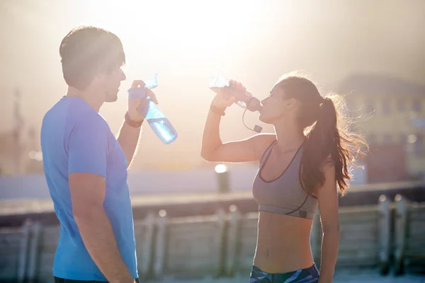 健身夫妇喝水 — 图库照片