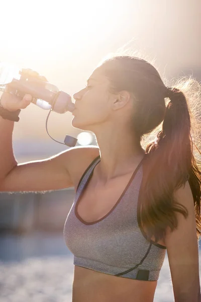 Vrouw die water drinkt — Stockfoto