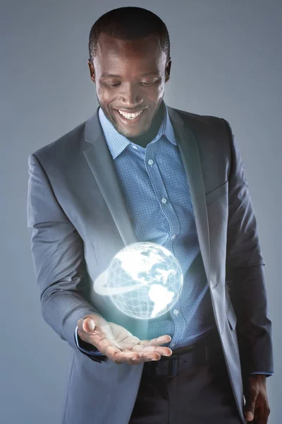 Hombre de negocios con holograma 3D — Foto de Stock