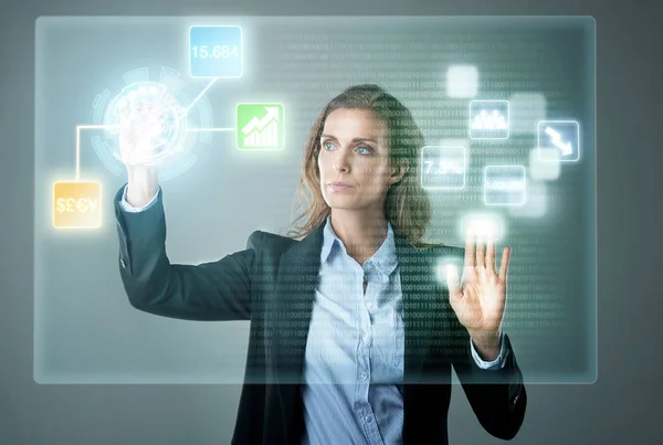 Kobieta biznesu za pomocą hologramem 3d — Zdjęcie stockowe