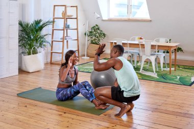 Çak bir beşlik vererek fitness Çift