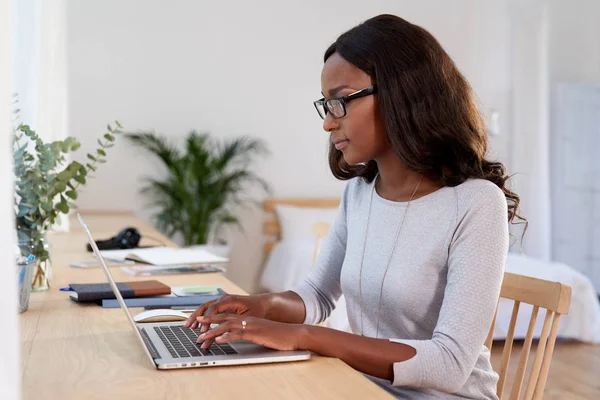 Belle femme d'affaires africaine — Photo