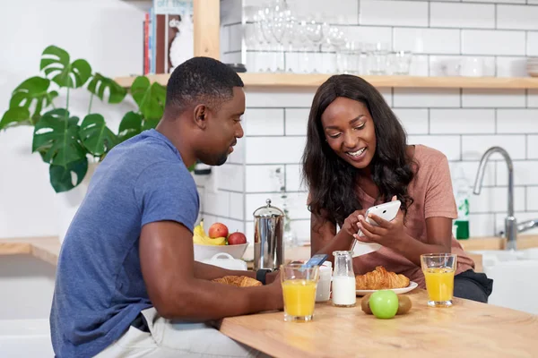 Casal tomando café da manhã na cozinha — Fotografia de Stock