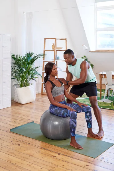 Africano donna seduta su palestra palla — Foto Stock