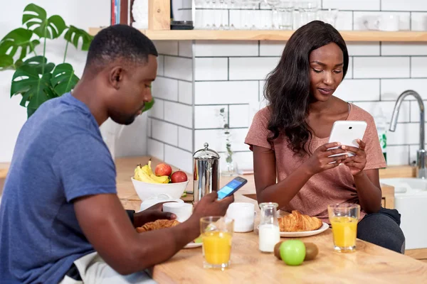 African couple having breakfast — Stock Photo, Image