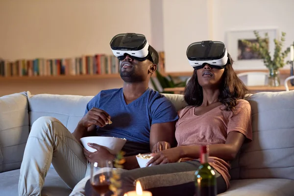 Пара в окулярах віртуальної реальності — стокове фото