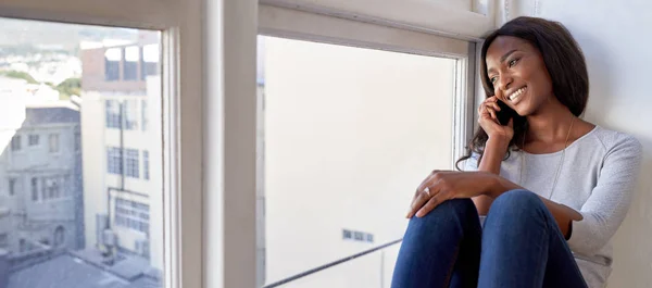 Woman sitting on window seat — Stock Photo, Image