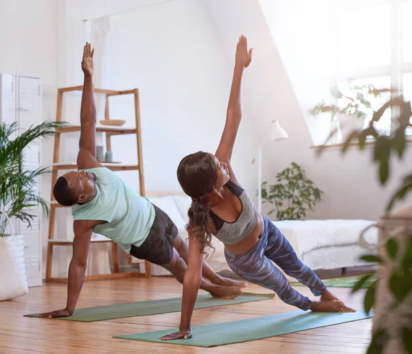 Couple doing plank pose — Stock Photo, Image