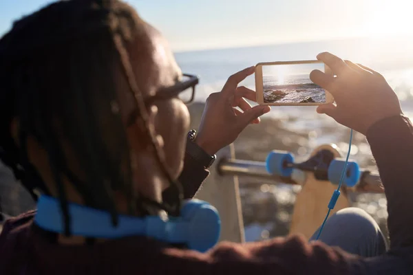 Muž s dredy drží telefon — Stock fotografie