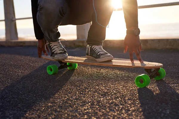 Man paardrijden longboard — Stockfoto