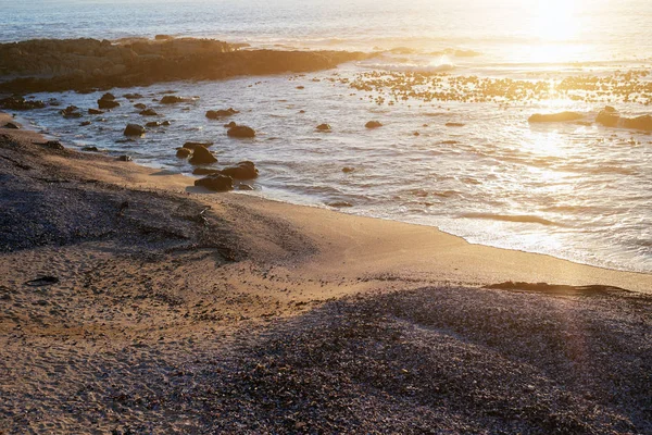 해질 녘의 비어 있는 해변 — 스톡 사진