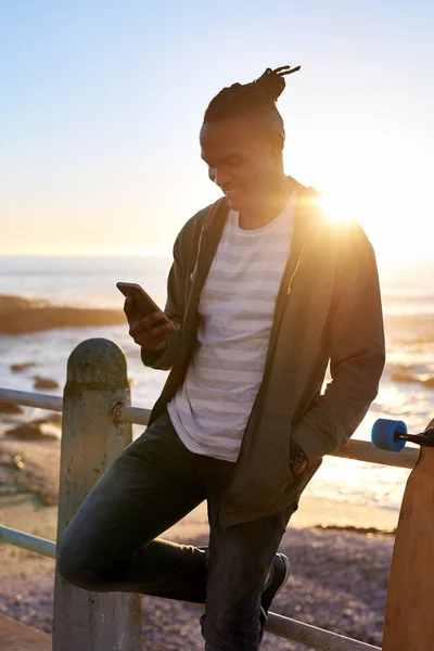 Uomo africano con longboard — Foto Stock