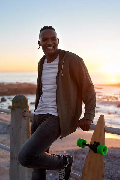 Afrikansk man med longboard — Stockfoto