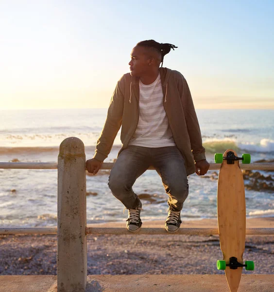 Afrikansk man med longboard — Stockfoto