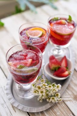 tepsi ferahlatıcı soğuk kokteyller ile şarap sangria bahar yaz partisi için içiyor. 