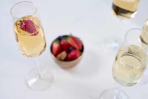 Copas de champán con fresas — Foto de Stock