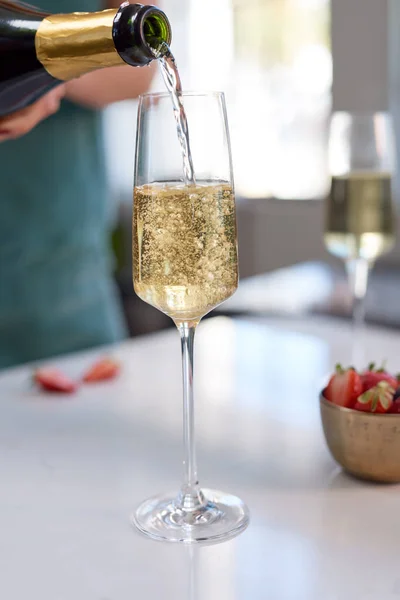 Žena Vylévání Šampaňského Sklo Bublinkami — Stock fotografie