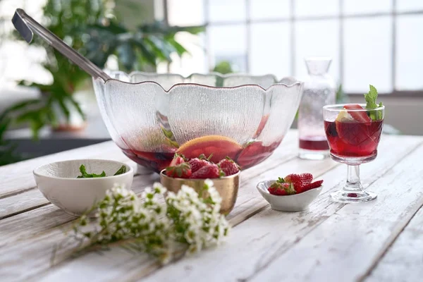 Getränke Für Party Auf Tisch Mit Blumen Schüssel Mit Weinpunsch — Stockfoto