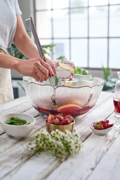 Vrouw Koken Fruitige Verfrissende Cocktail Met Rode Wijn Sangria Voor — Stockfoto