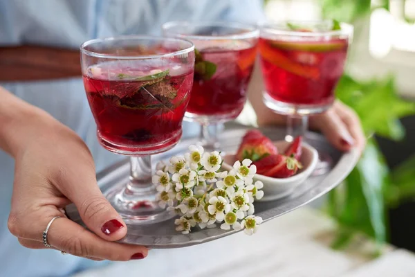 Wanita Memegang Nampan Dengan Minuman Buah Segar — Stok Foto