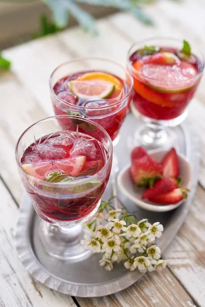 Bandeja Com Refrescantes Coquetéis Frios Bebidas Sangria Vinho Para Festa — Fotografia de Stock