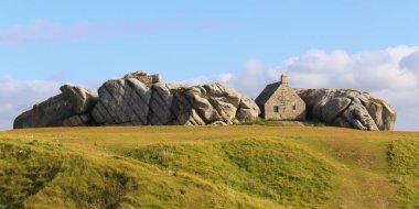 Küçük evin içinde kayalar