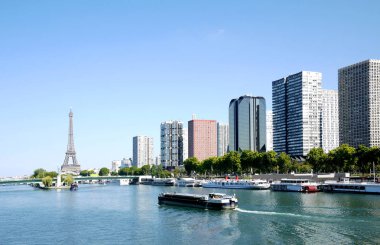 Paris, Seine ve Eyfel Kulesi teknede