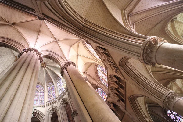 Coro de la catedral de Le Mans St-Julien y bóvedas ambulatorias — Foto de Stock