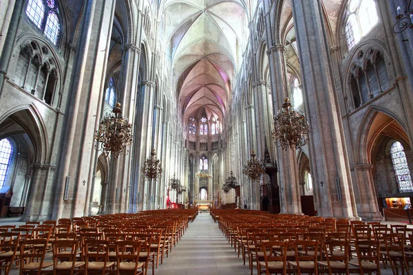 La hermosa cueva de la Catedral de Saint-Etienne en Bourges — Foto de Stock