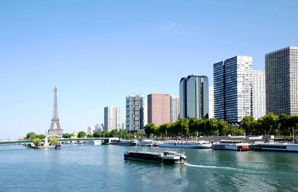 Paris, pråm på Seine och Eiffel tornet — Stockfoto