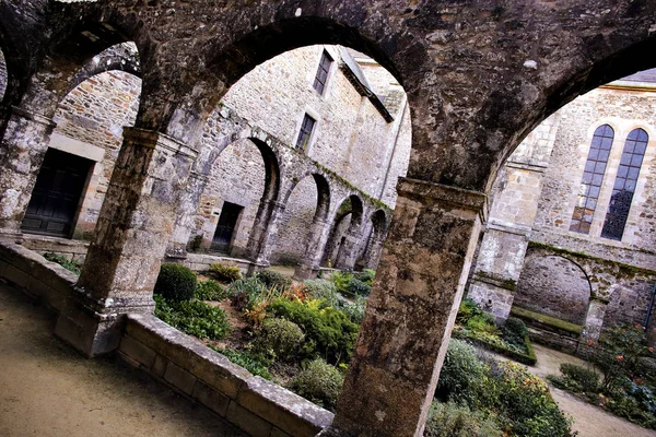 Saint-Magloire Abbey, cloisteren och trädgård i Lehon — Stockfoto