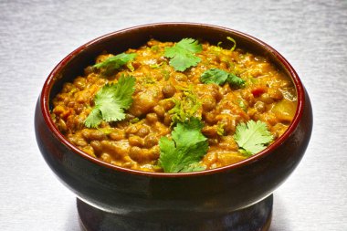 Moong Dal, pişmiş toprak kapta Hint vejetaryen mercimek çorbası.