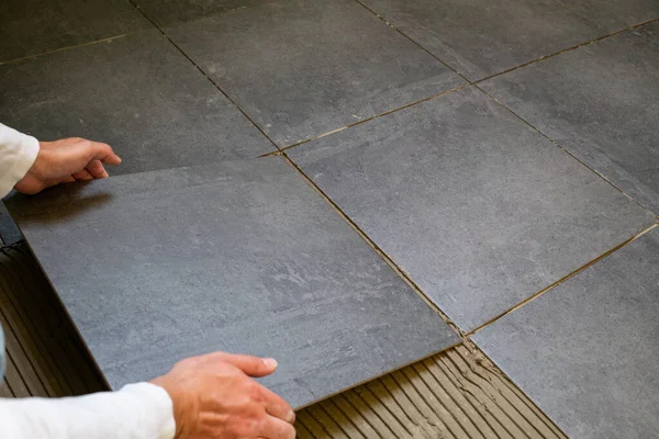 Carrelage installation de carreaux de céramique sur un plancher — Photo