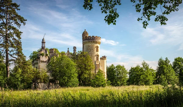 La mothe chandeniers, eine märchenhafte Ruine eines französischen Schlosses — Stockfoto