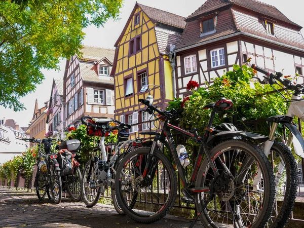 Hausfassade mit Blumen und Fahrrädern im Elsass, Frankreich — Stockfoto