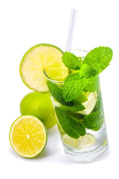 Coquetel de mojito com hortelã fresca isolada em branco — Fotografia de Stock